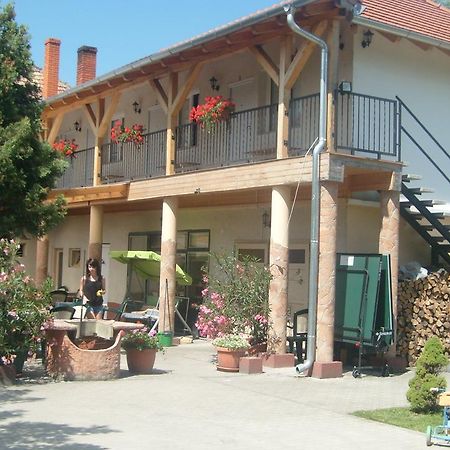 Pápa Harsfavirag Vendeghaz Bed & Breakfast エクステリア 写真